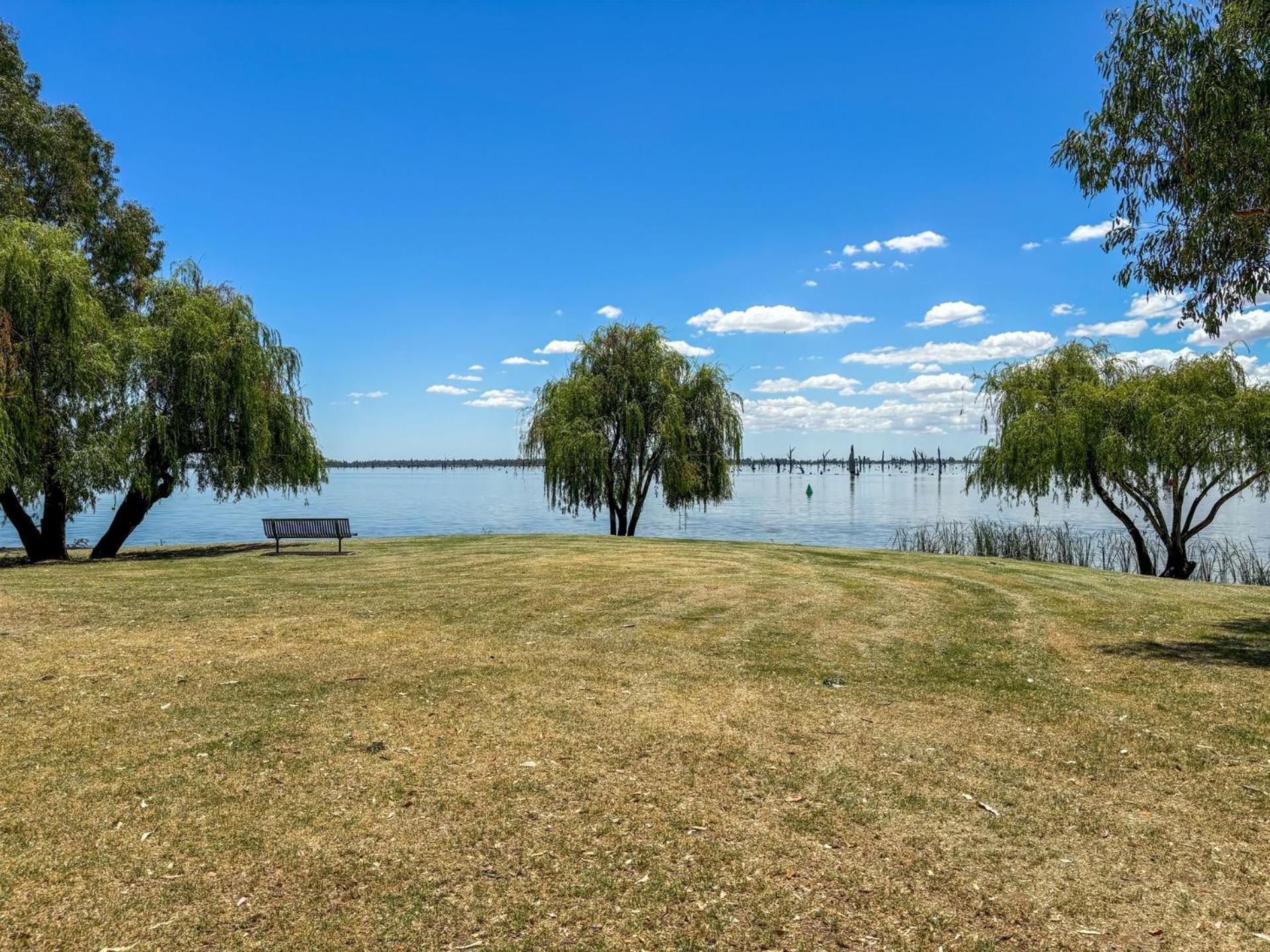 Woodlands Waterside Retreat Villa Yarrawonga Exterior photo